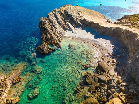 Vista del dron real de la hermosa bahía y la playa de Arenal d 'en Castell en la isla de Menorca, España