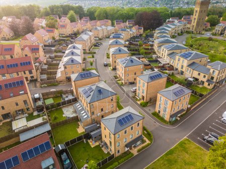 Vista aérea del área de Cane Hill en Coulsdon, Reino Unido, con nuevas casas y parques.