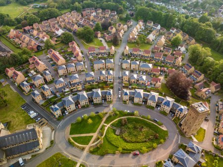 Drohnenaufnahme des Cane Hill-Gebiets in Coulsdon, Großbritannien, mit neuen Häusern und Parks.