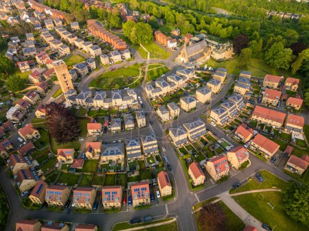 Vista aérea del área de Cane Hill en Coulsdon, Reino Unido, con nuevas casas y parques.