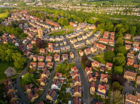 Drohnenaufnahme des Cane Hill-Gebiets in Coulsdon, Großbritannien, mit neuen Häusern und Parks.