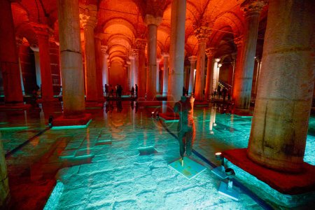 Foto de Estambul Turquía 29 de noviembre de 2022. la Basílica de las Cisternas es la más grande de varios cientos de antiguas cisternas que se encuentran debajo de la ciudad de Estambul, Turquía - Imagen libre de derechos