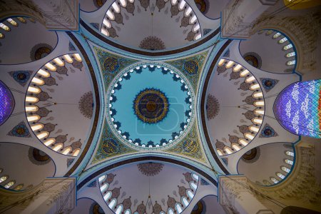 Foto de Estambul Turquía, 29 de noviembre de 2022, Mezquita de Camlica, imágenes de interior, Camlica es actualmente la mezquita más grande de Estambul con una arquitectura espectacular. - Imagen libre de derechos