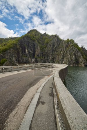Téléchargez les photos : Paysage avec le barrage de Vidraru dans les montagnes des Carpates en Roumanie au printemps - en image libre de droit