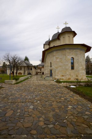 Foto de Campulung Muscel, Rumania, 02 de diciembre de 2023. El monasterio de Negru Voda es un monasterio ortodoxo de monjes de Campulung Muscel, fundado en el siglo XIV por Radu Negru Voda.. - Imagen libre de derechos