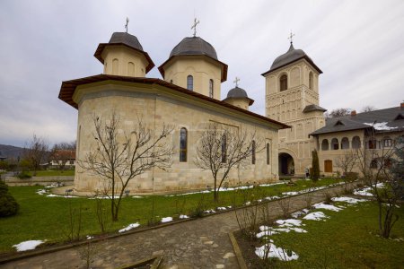 Foto de Campulung Muscel, Rumania, 02 de diciembre de 2023. El monasterio de Negru Voda es un monasterio ortodoxo de monjes de Campulung Muscel, fundado en el siglo XIV por Radu Negru Voda.. - Imagen libre de derechos