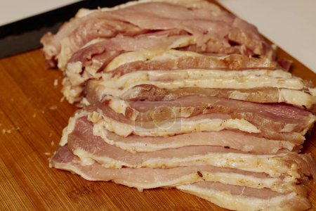 Téléchargez les photos : Filet de porc émincé et préparé pour schnitzel avant cuisson. - en image libre de droit