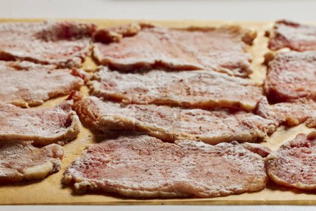 Téléchargez les photos : Filet de porc émincé et préparé pour schnitzel avant cuisson. - en image libre de droit