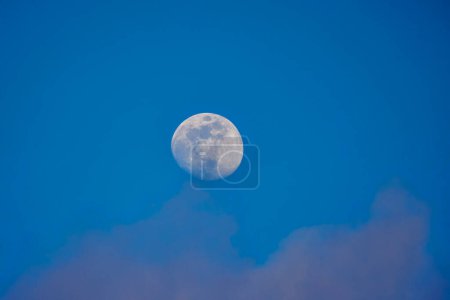 paisaje con la luna en el cielo azul