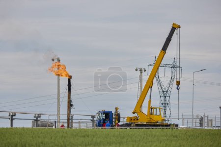 una plataforma petrolífera con una gran llama ardiente