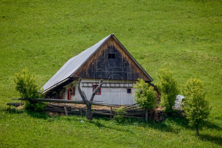 paisaje de montaña con antiguas casas de madera en las montañas de Bucegi Rumania.