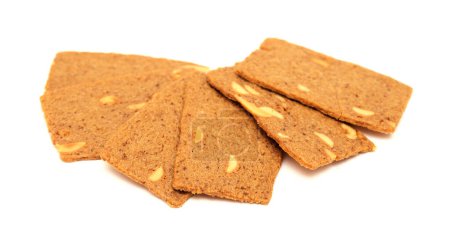 Téléchargez les photos : Biscuits minces aux amandes belges isolés sur fond blanc - en image libre de droit