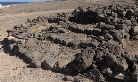 Téléchargez les photos : Site archéologique La Guancha dans la municipalité de Galdar de Gran Canaria, près de la côte nord de l'île. Relevé archéologique en cours - en image libre de droit