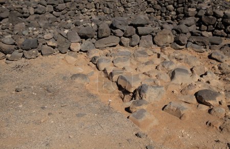 Téléchargez les photos : Site archéologique La Guancha dans la municipalité de Galdar de Gran Canaria, près de la côte nord de l'île. Relevé archéologique en cours - en image libre de droit