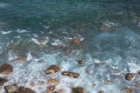 Téléchargez les photos : Mousse marine sous la haute falaise du littoral érodé du nord de Gran Canaria, région de Galdar - en image libre de droit