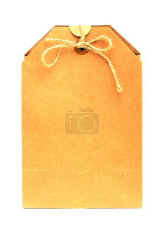 Téléchargez les photos : Sac cadeau en carton entièrement recyclable isolé sur fond blanc - en image libre de droit