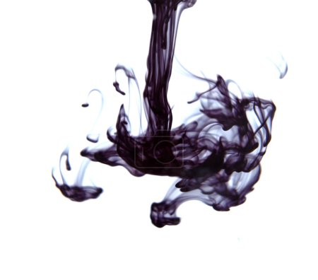 Ein Tropfen schwarzer Tinte geht durch das Wasser, auf weißem Hintergrund