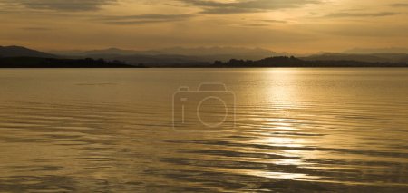 Kantabrien, Bucht von Santander, Abendlicht vom Wasserspiegel aus gesehen