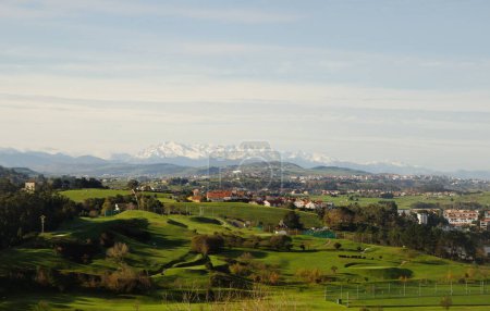 Kantabrien, Blick ins Landesinnere über das Gebiet von Liencres, Schnee auf den Picos de Europa