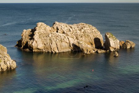 Partie côtière de la Cantabrie dans le nord de l'Espagne, érodée Costa Quebrada, à savoir la côte cassée