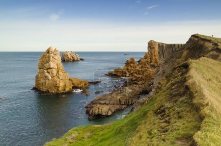 Foto de Parte costera de Cantabria en el norte de España, erosionada Costa Quebrada, es decir, la Costa Rota - Imagen libre de derechos