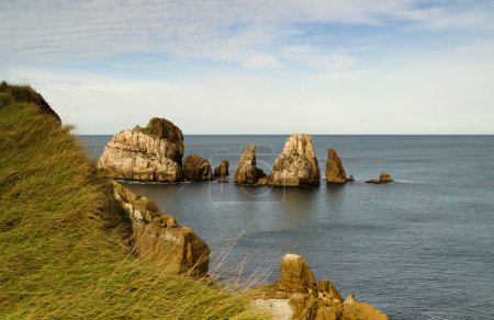 Foto de Parte costera de Cantabria en el norte de España, erosionada Costa Quebrada, es decir, la Costa Rota - Imagen libre de derechos