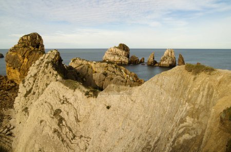 Partie côtière de la Cantabrie dans le nord de l'Espagne, érodée Costa Quebrada, à savoir la côte cassée