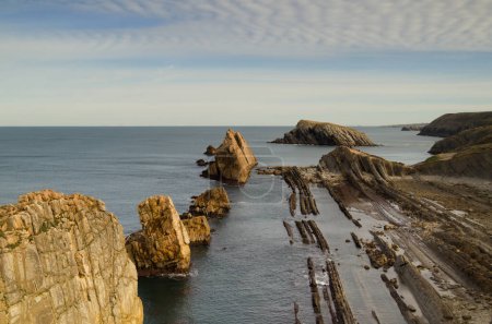Küstenabschnitt Kantabriens im Norden Spaniens, erodierte Costa Quebrada, d.h. die zerbrochene Küste, mit Flysch, parallelen Schichten von Sedimentgestein, die durch Erosion freigelegt wurden