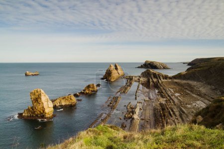 Foto de Parte costera de Cantabria en el norte de España, erosionó Costa Quebrada, es decir, la Costa Rota, con Flysch, capas paralelas de roca sedimentaria expuesta por la erosión - Imagen libre de derechos