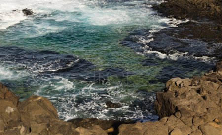 Téléchargez les photos : Lanzarote, piscines rocheuses Los Charcones sous les falaises abruptes de la côte nord-ouest sont situés sur la plate-forme construite par de vieilles coulées de lave - en image libre de droit