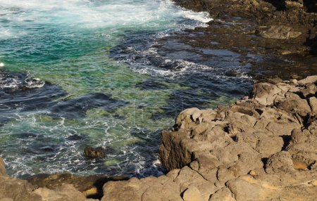 Téléchargez les photos : Lanzarote, piscines rocheuses Los Charcones sous les falaises abruptes de la côte nord-ouest sont situés sur la plate-forme construite par de vieilles coulées de lave - en image libre de droit
