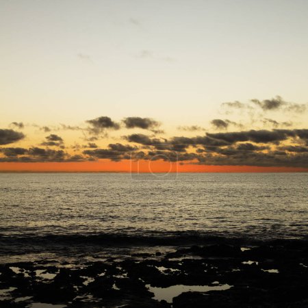 Téléchargez les photos : Lanzarote, petites piscines rocheuses en roche volcanique à marée basse sur Playa Honda, lever de soleil - en image libre de droit