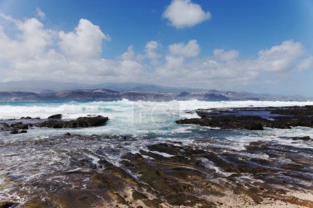 Gran Canaria, vista a la playa de El Confital en el borde de Las Palmas de Gran Canaria, grandes olas