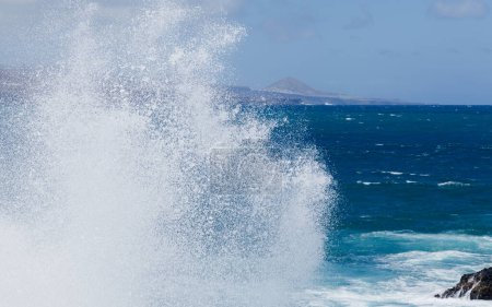 Gran Canaria, îlot Roque Matavinos où se trouve une petite colonie de sternes baignées par de grandes vagues, au bord de Las Palmas 