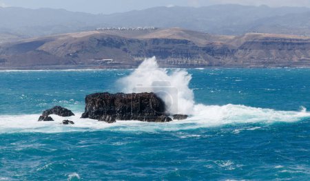 Gran Canaria, Roque Matavinos islote donde se encuentra una pequeña colonia de charranes siendo arrastrados por grandes olas, borde de Las Palmas 