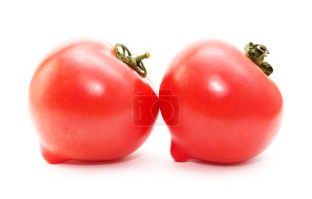 Téléchargez les photos : Tomate rose ronde avec un nez qui produit une forme de coeur lorsqu'il est coupé en deux - en image libre de droit
