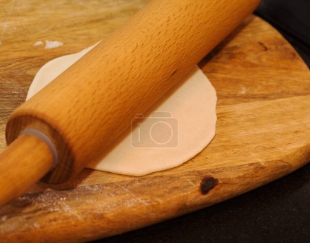 Faire du pain plat levain levé de type pita sur une poêle sèche