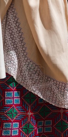 Detalles de vestuario tradicionales de Canarias - faldas con inscripciones de bordado de trabajo abierto