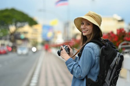 Téléchargez les photos : Joyeuse voyageuse caucasienne avec sac à dos en voyage de vacances en Thaïlande. Blogger, concept vacances et voyage. - en image libre de droit