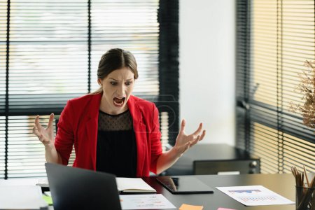 Téléchargez les photos : Femme d'affaires caucasienne agacée criant, se sentant furieuse, frustrée, stressée et bouleversée. - en image libre de droit