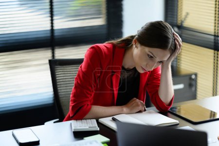 Téléchargez les photos : Femme comptable stressée touchant sa tête se sentant découragée, désemparée et nerveuse au bureau. - en image libre de droit