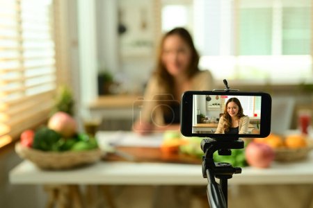 Foto de Joven vlogger grabación de contenido de vídeo sobre alimentos saludables en el teléfono inteligente, enfoque selectivo. - Imagen libre de derechos
