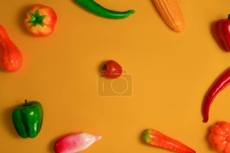 Foto de Vegetales coloridos sobre fondo naranja, Fondo de alimentos saludables, concepto de comida vegetariana. - Imagen libre de derechos