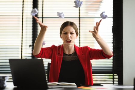 Téléchargez les photos : Femme d'affaires stressée jetant du papier froissé, ayant un problème avec le projet ou la colère au travail. - en image libre de droit
