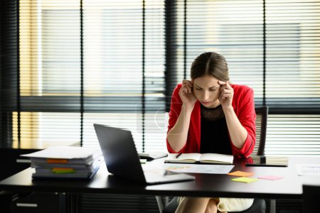 Téléchargez les photos : Femme gestionnaire stressée tenant la tête, fatiguée du travail, ayant des problèmes avec le projet, souffrant de maux de tête. - en image libre de droit