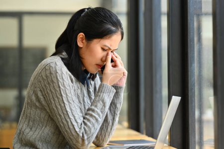 Téléchargez les photos : Femme entrepreneure stressée, fatiguée du travail, ayant des problèmes avec le projet, souffrant de maux de tête. - en image libre de droit