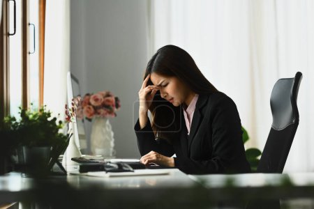 Téléchargez les photos : Femme d'affaires épuisée souffrant de maux de tête, se sentant déprimée, fatiguée ou ayant de mauvaises nouvelles... - en image libre de droit