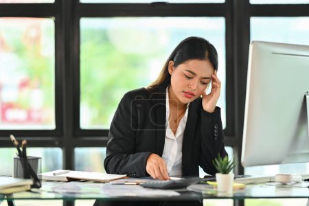 Téléchargez les photos : Asiatique femme entrepreneur regardant stressé, fatigué et submergé tout en travaillant dans le bureau. - en image libre de droit
