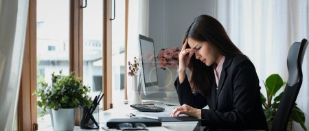 Téléchargez les photos : Femme d'affaires asiatique regardant stressé tout en travaillant avec des rapports financiers au bureau. - en image libre de droit