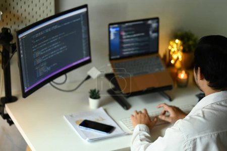 Männliche Programmierer entwickeln Website-Design und Programmiertechnologien im modernen Büro.